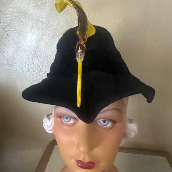 STUNNING 1940s' BLACK FURRY FELT FEDORA WITH TALL YELLOW/BLACK FEATHER